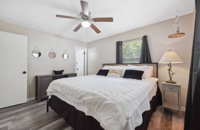 Springs Adventure. Pool Table, Fire Pit, Boat parking, Kayaking, Fishing, Trails