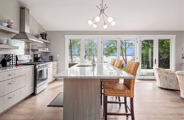 Springwater Lake House - 75ft Frontage of Lake Charlevoix