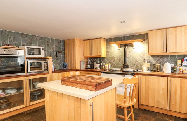 SPRINGWELLS, pet friendly, character holiday cottage in Dunkeld
