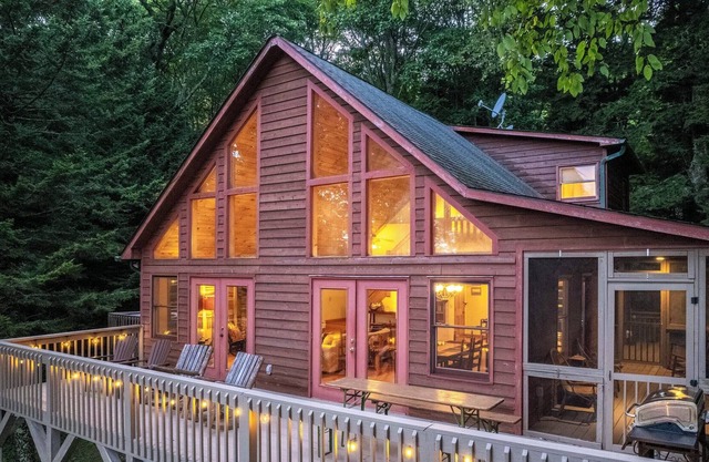 Spruce Patch - Mountain Cabin with Stunning Views and a Hot Tub!