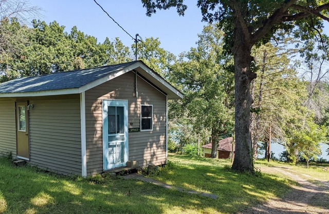 Spruce Tiny Cabin on Lake in Montour