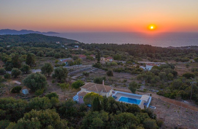 Villa Spyros cerca de Fiscardo, piscina privada de desbordamiento 4x8, jacuzzi, vista panorámica al mar