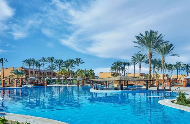 Squad Escape | 4 Spacious Rooms, Lounge by the Pool, Dive Reefs & Spa Later