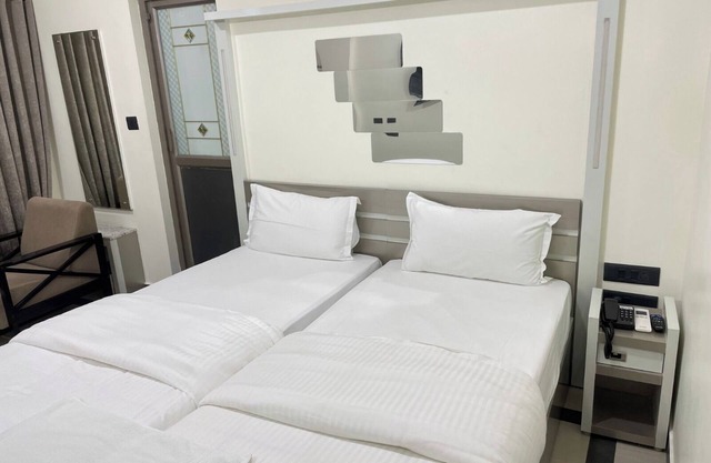 SR Hotel