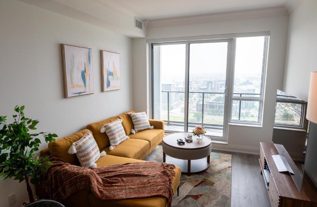 § markham downtown New Deluxe 3BR 2.5 Bathroom Apartment, 2free parking