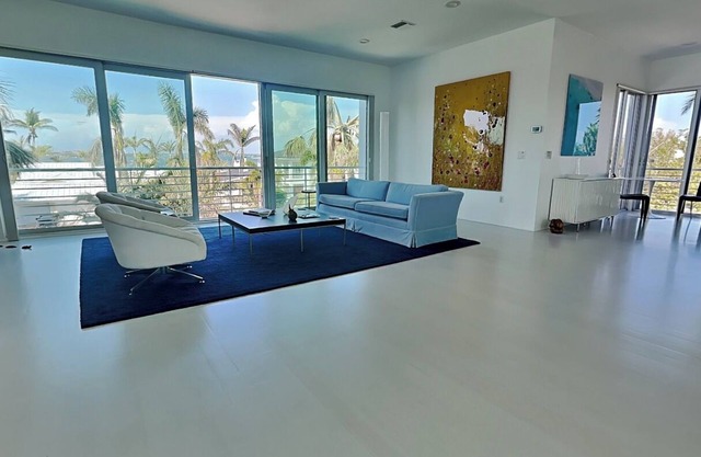 St Armands Key Walk to Beach - 3 Bedrooms 4+ Bathrooms Private Heated Pool