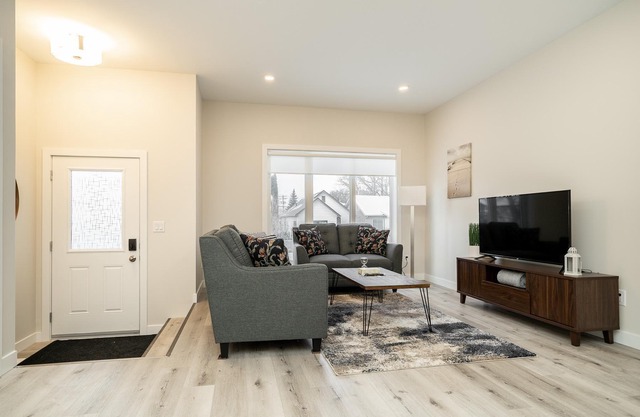 St. Boniface + Elegant 3 Bdr + Parking (16)