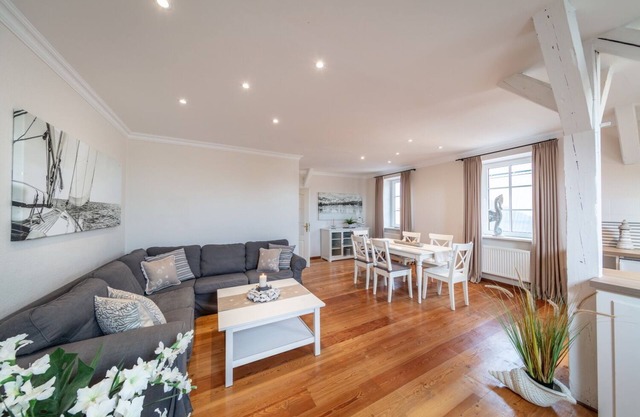 Elegante apartamento en el mar Báltico con un toque de isla y un hermoso jardín cercado