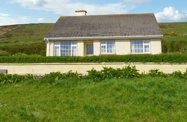 ST FINIAN'S BAY COTTAGE in Ballinskelligs, County Kerry