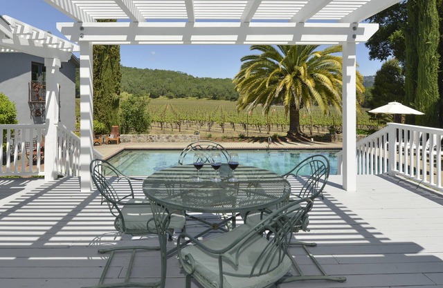 S t. Finca Helena, en el corazón de la región vinícola de Napa, a pie de la ciudad, en viña