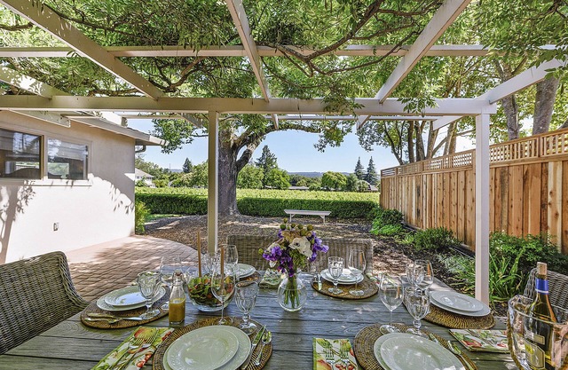 St. Helena with Beautiful Vineyard View near Main Street