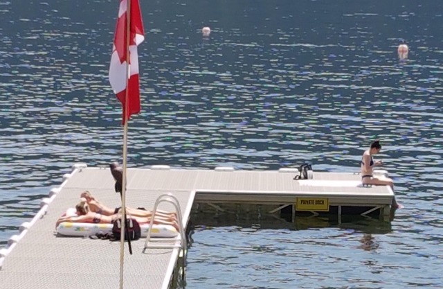 S t. Ives Resort on Shuswap - 1 hab con loft, frente al lago, admite mascotas, muelle, boyas