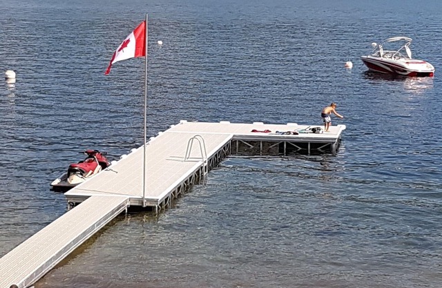 S t. Ives Resort on Shuswap Lake - 3 recámaras con loft, frente al lago, admite mascotas, muelle +
