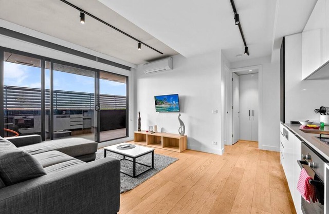 St Kilda East Top Location; New 1bd Apartment