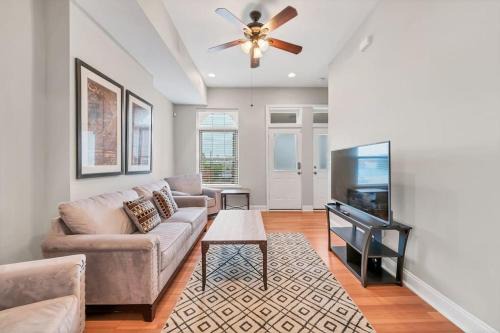 St Louis Tower Grove Two-Story Townhome Perfect for Groups Side B