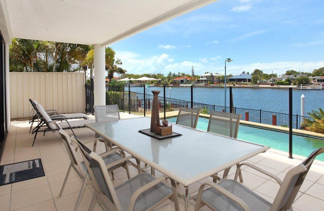 Casa de 4 dormitorios con piscina y aire acondicionado en el canal Parreara.