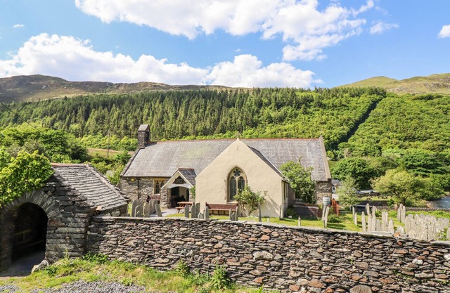 ST. MARY'S, adecuado para mascotas, con un jardín en Tal y Llyn, Ref 26732