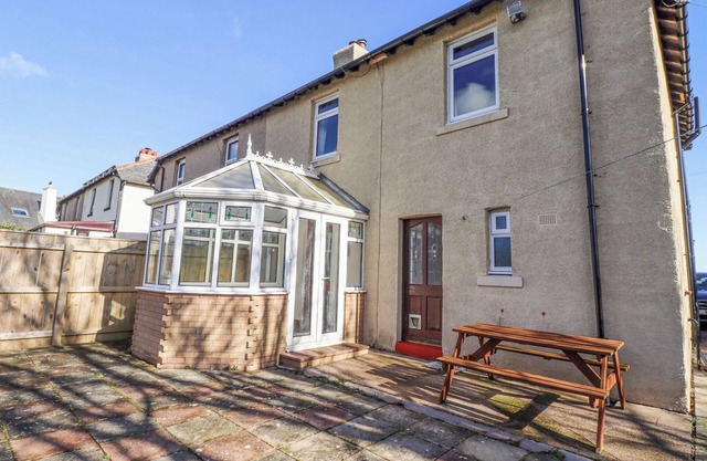 ST MARYS COTTAGES NO1, pet friendly in Low Newton-By-The-Sea