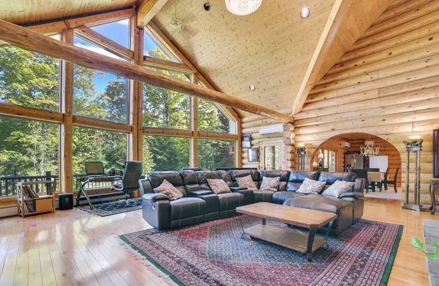 Barbeau Log Cabin con mesa de billar y vistas al río.