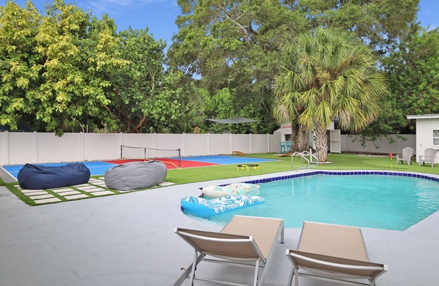 St. Pete Backyard Haven: Pickleball/Pool/Bar/Golf