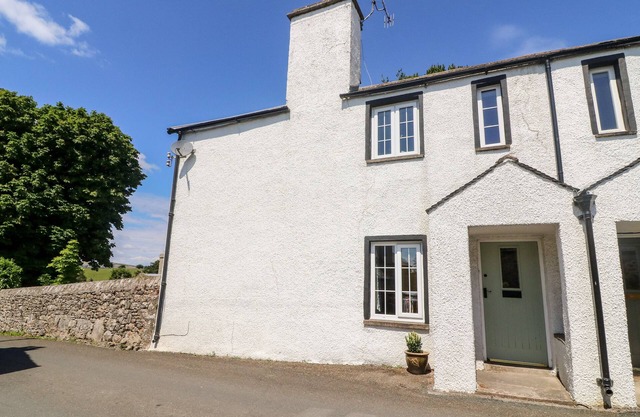 ST. PETERS COTTAGE, pet friendly, with a garden in Milnthorpe