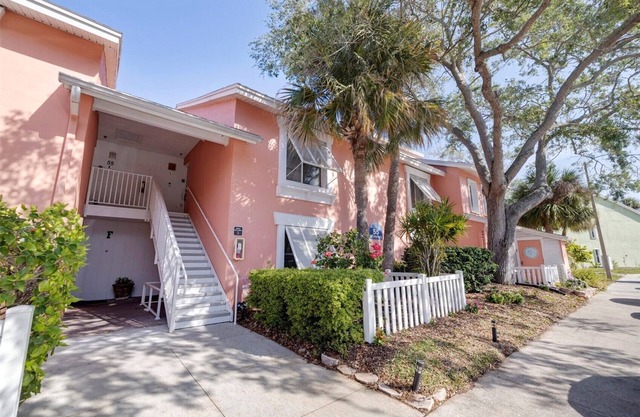St Petersburg 3-bedroom condo steps from Bay, Pools, Hot Tub, Tennis Courts etc.
