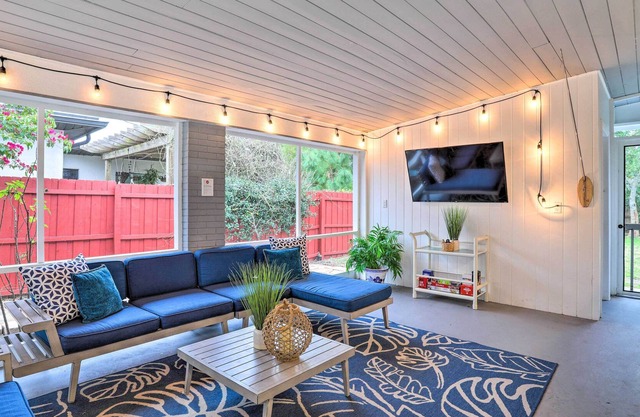St Petersburg Getaway: Yard, Walk to Bay!