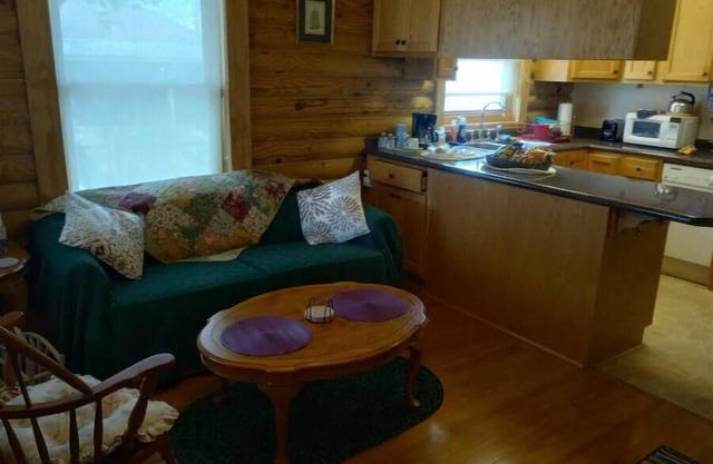 St Rose Log Cabin near Airport