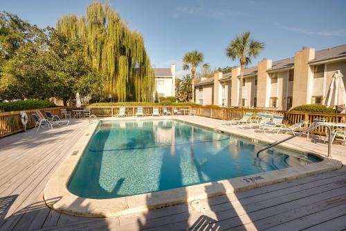 St Simons Island Condo with Deck and Outdoor Shower