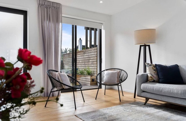 St Vincent Charmer - Stylish Townhouse w CarPark