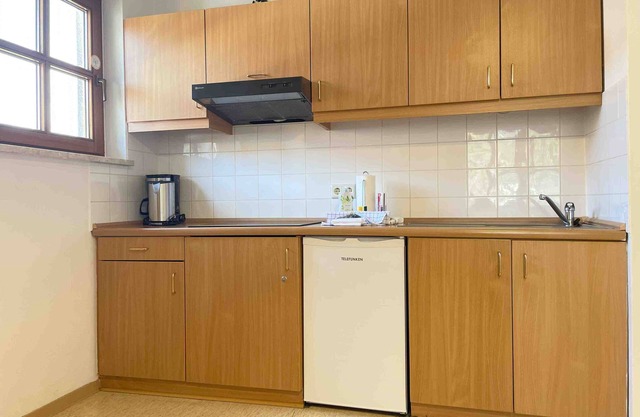 (STA1067) Modern fitters' apartment with balcony
