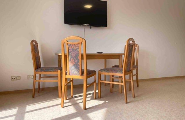 (STA1079) Modern fitters' apartment with balcony