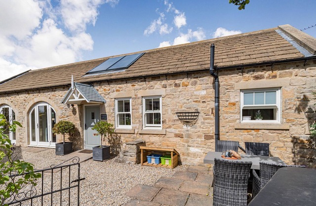 STABLES COTTAGE, pet friendly, character holiday cottage in Whorlton