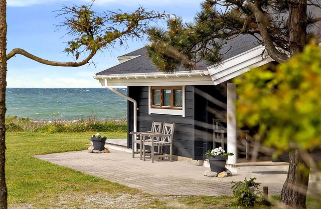 "Stacie" - 10m from the sea by Interhome