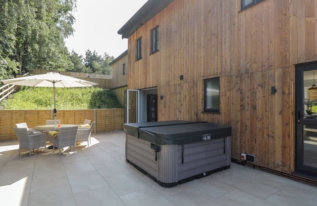 STAG COTTAGE, family friendly, with hot tub in Lytchett Matravers