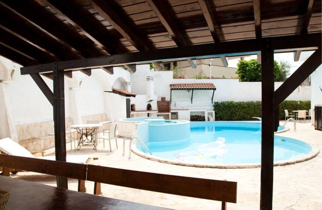 CHALET PRESTIGIOSO DE ESCALERAS CON 11 CAMAS, PISCINA, panorama de 250mt en la playa