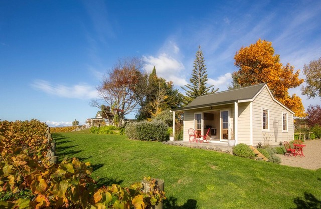 Stan's Cottage - Seaside Vineyard Cottage with Stunning Views