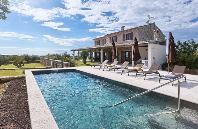 FAMILY SUITABLE HOLIDAY VILLA WITH WELLNESS, SEA VIEWS AND 2 KM FROM THE BEACH