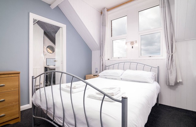 Standard Double & Single Bed, Ensuite