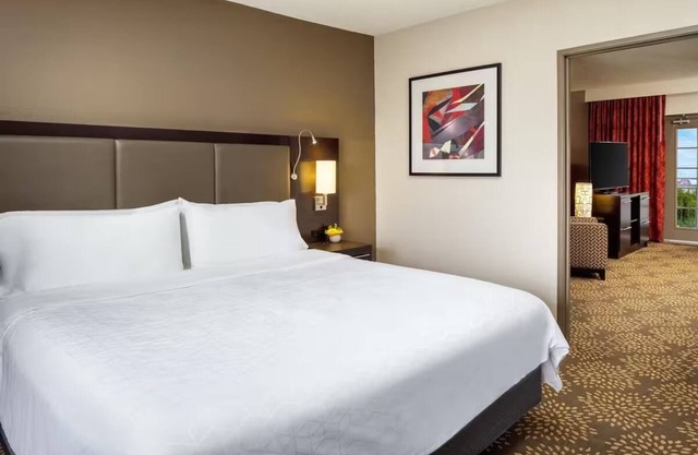 Standard King Room at Holiday Inn Phoenix Airport North - Outdoor Lounge & Pool