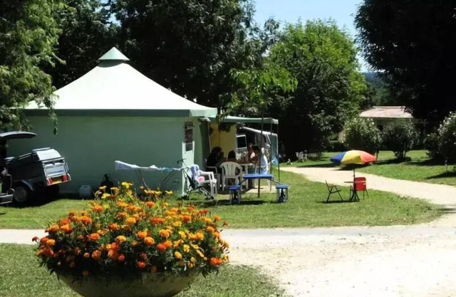 Standard Lodge ohne sanitäre 20m2 2 Schlafzimmer + halb überdachte Terrasse 5 Personen