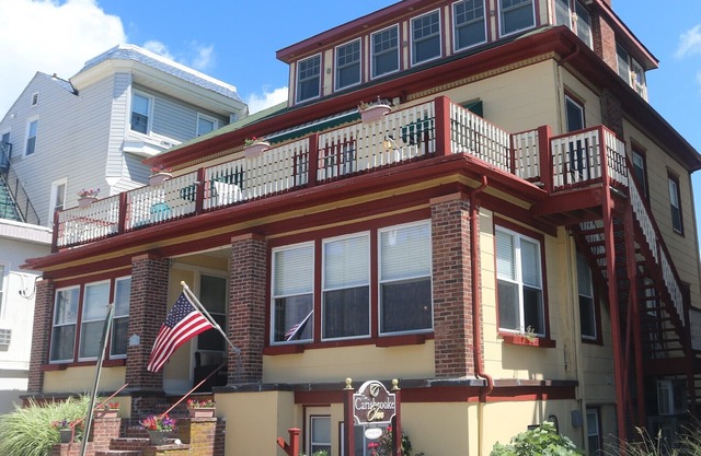 Standard Queen Room 300 feet from the boardwalk and beach with parking and full breakfast