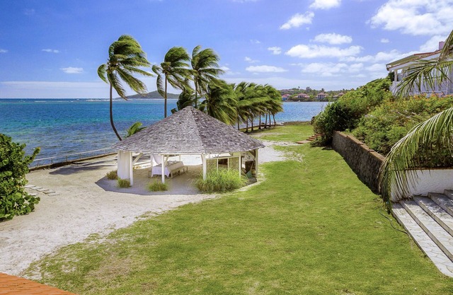 Villa de pie, pies en el agua, vista panorámica al mar, piscina