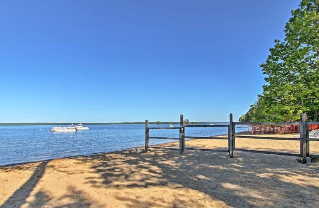Apartamento Standish con terraza - ¡2 millas hasta el lago Sebago!