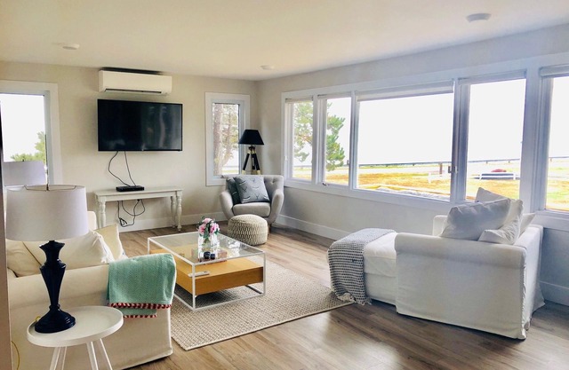 Stanhope Renovated 3bdrm Waterfront Home - ¡Reserve en invierno o verano 2020!
