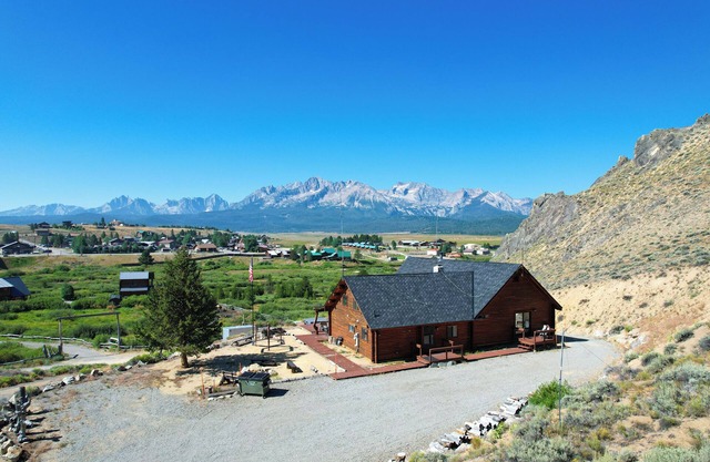 Stanley House - Hillside Cabin with Panoramic Views of the Sawtooth Mountains