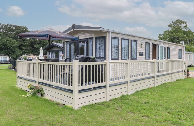 STANLEY'S LODGE, FOXBURROW HANG, family friendly in Belton, Norfolk