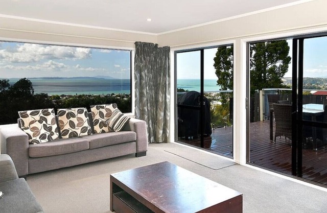 Stanmore Bay Home with Sea Views