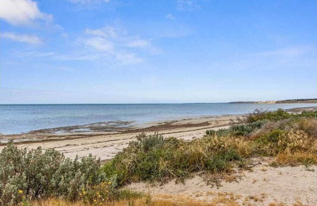 Stansbury's Retreat: Offers Pet-Friendly Fun with Golf Course View