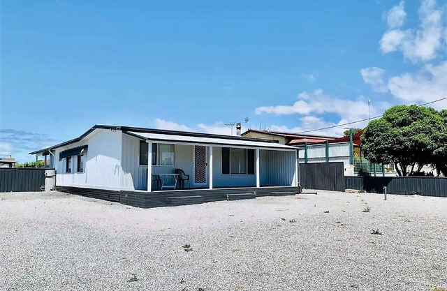Stansbury's Retreat: Offers Pet-Friendly Fun with Golf Course View